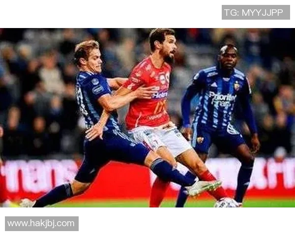 前进之鹰与阿尔克马的激烈对决揭示足球战术与团队精神的完美结合